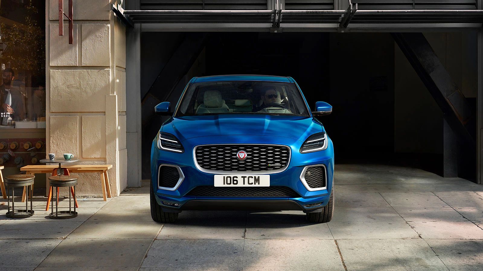 Jaguar E‑PACE R-DYNAMIC HSE в цвете Bluefire Blue.