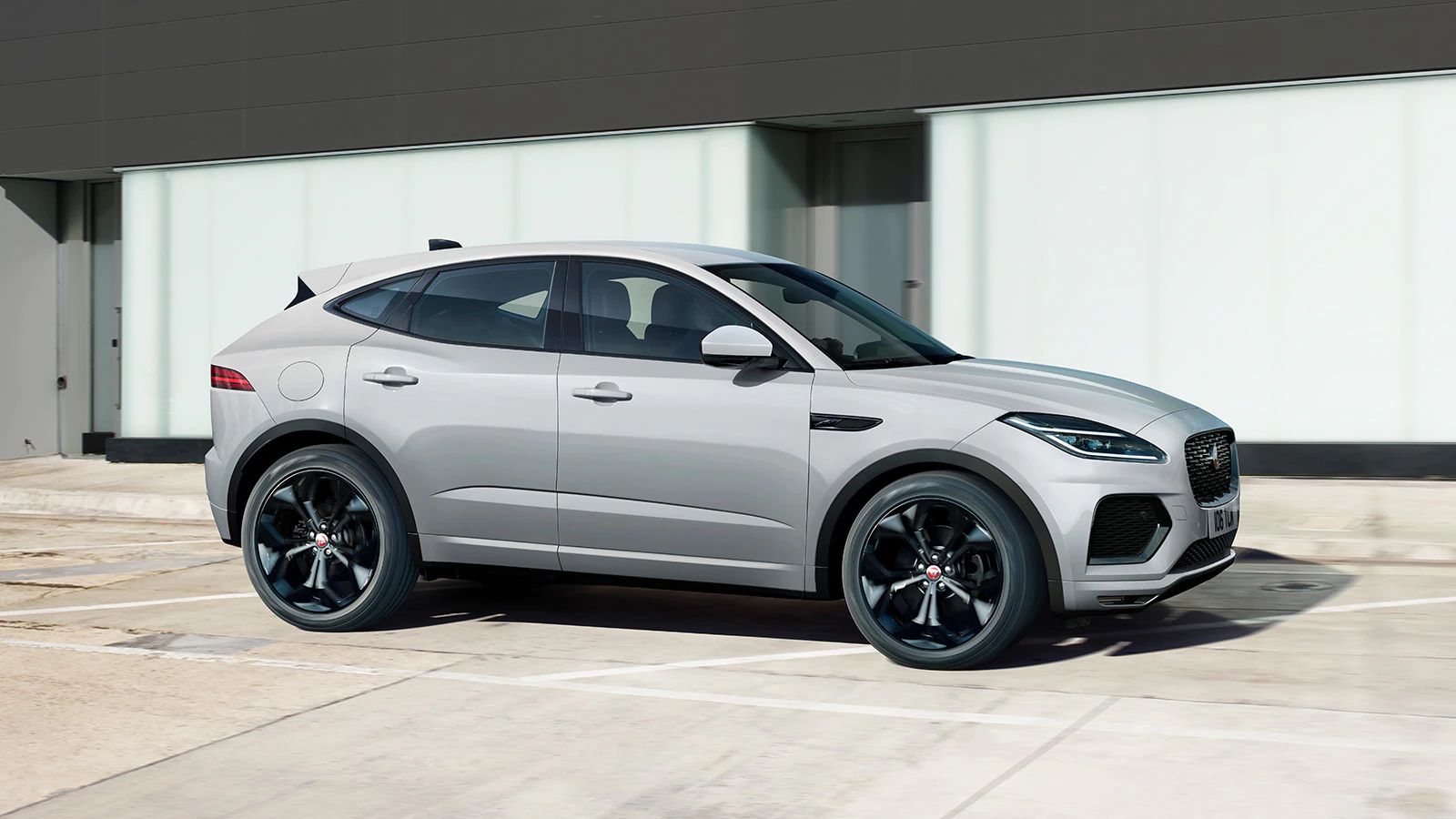 Кроссовер Jaguar e Pace 2020